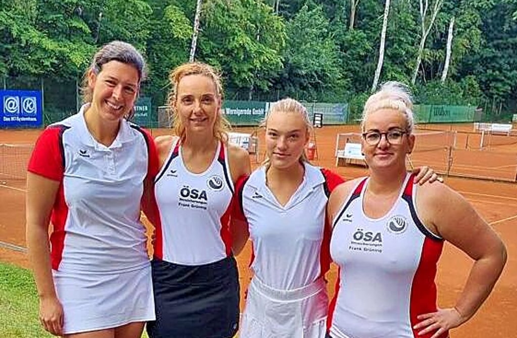 Die Damen desTC Rot-Weiß Halberstadt: Claudia Stein, Susan Ledderbohm, Lea-Carolin Ledderbohm, Kristin Stiemer-Kruppa.