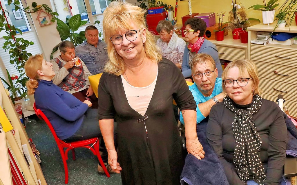 Iris Prinz-Kranhold, die Leiterin der Selbsthilfegruppe, inmitten ihrer Schützlinge.