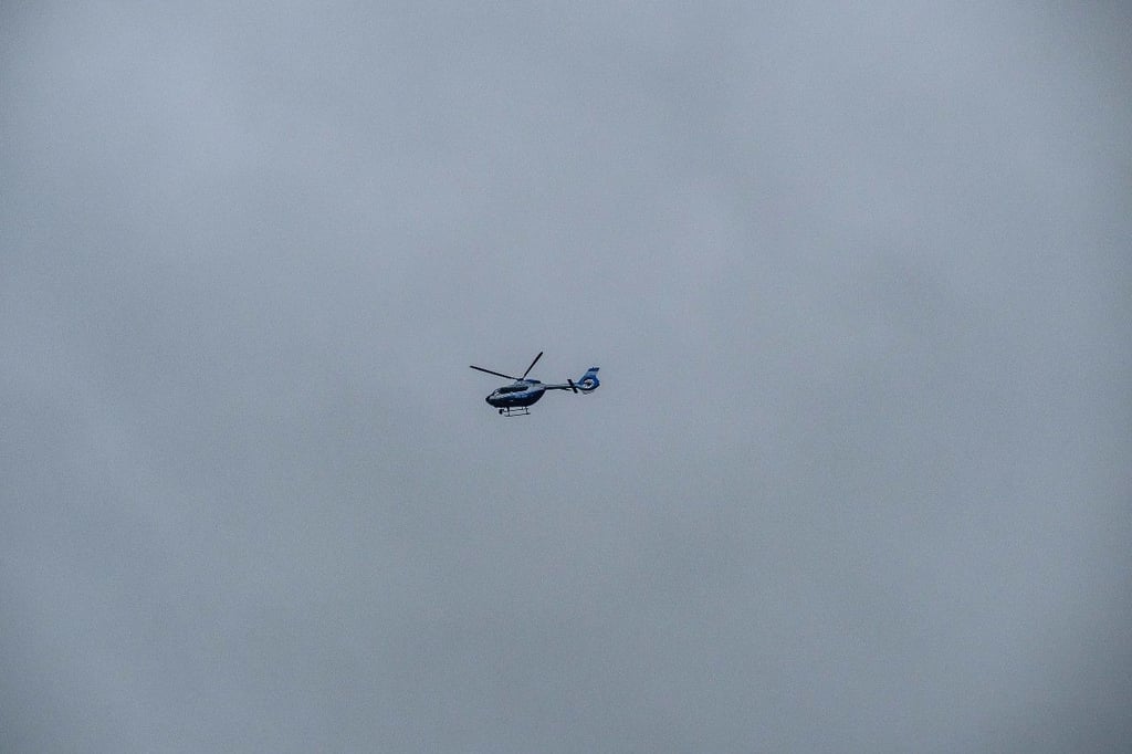 Die Flugsicherung fliegt über das Sperrgebiet.