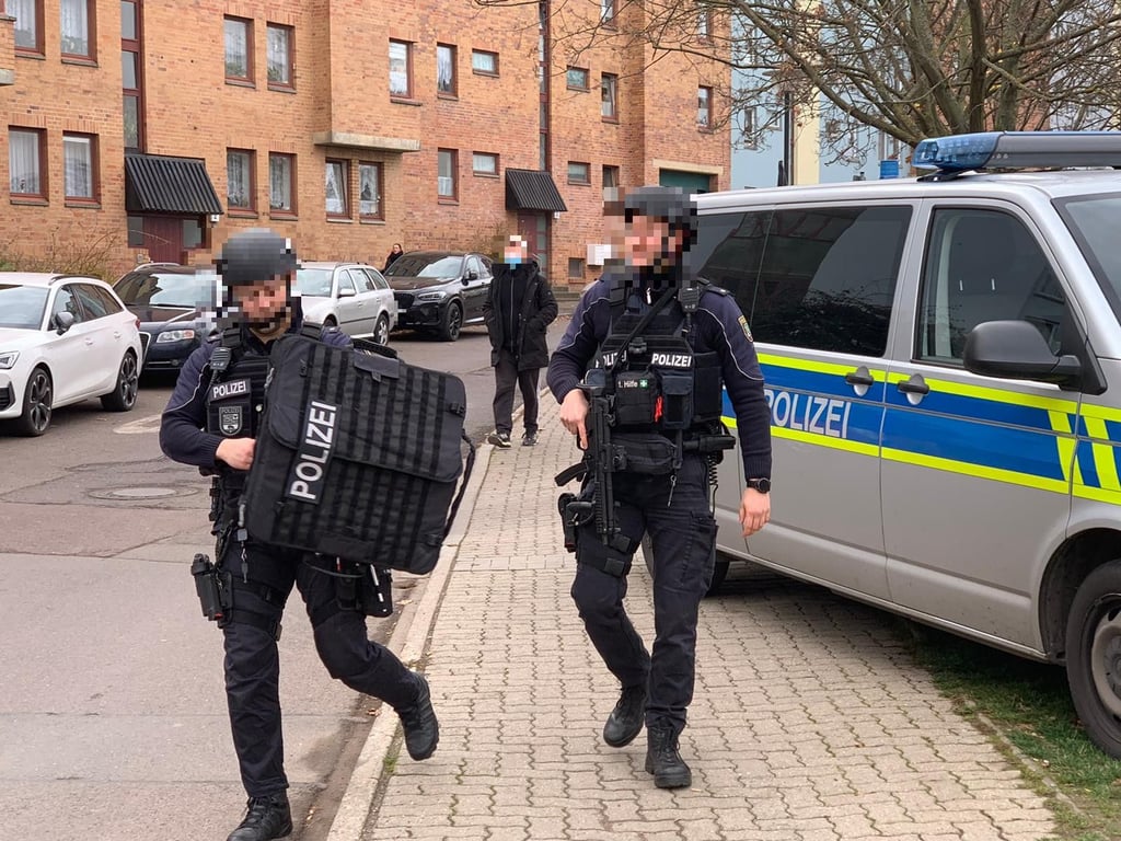 Polizisten in voller Einsatzmontur und mit MP bewaffnet sind jetzt gegenüber der Schule in einen Wohnblock eingerückt. Möglicherweise ist der Angriff auf die Schule von dort erfolgt.