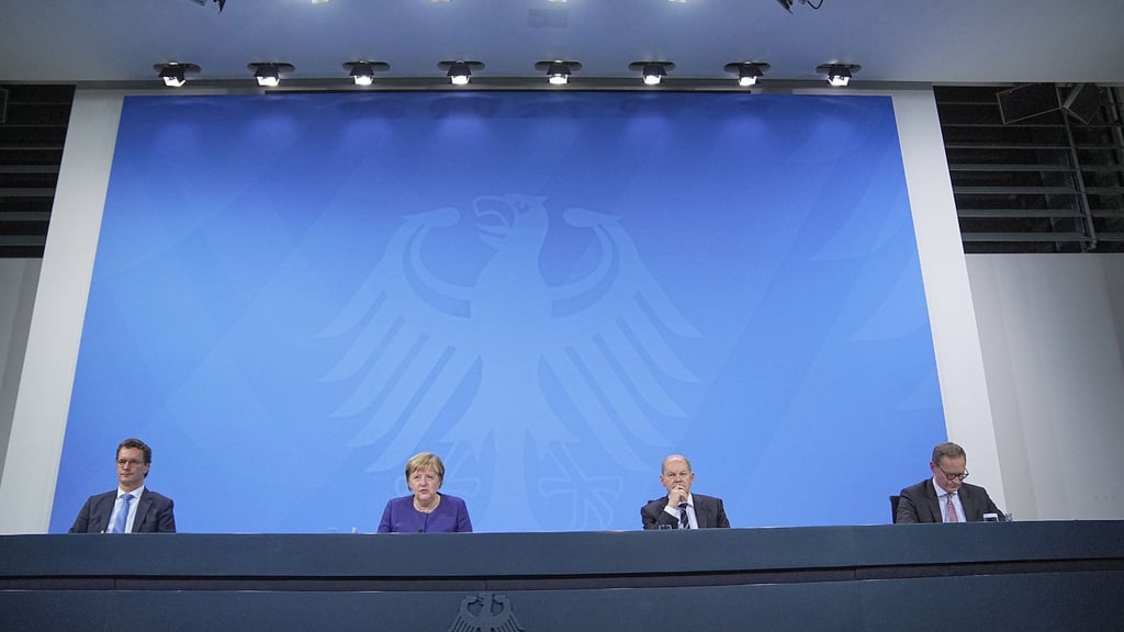 Hendrik Wüst, Angela Merkel, Olaf Scholz und Michael Müller nehmen an der Pressekonferenz im Bundeskanzleramt teil.