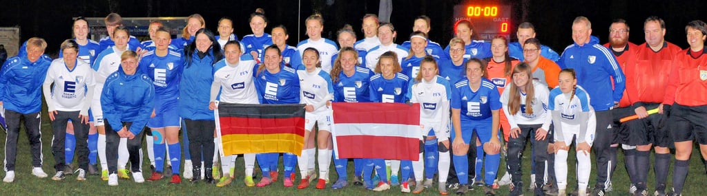 Die Mannschaften aus Uchtspringe und Riga stellten sich zum gemeinsamen Erinnerungsfoto.