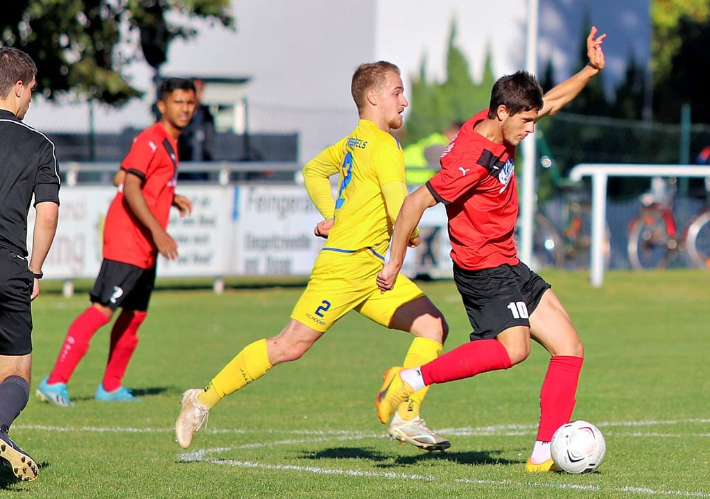 Kelbra (rot) spielt am Sonnabend in Weißenfels.