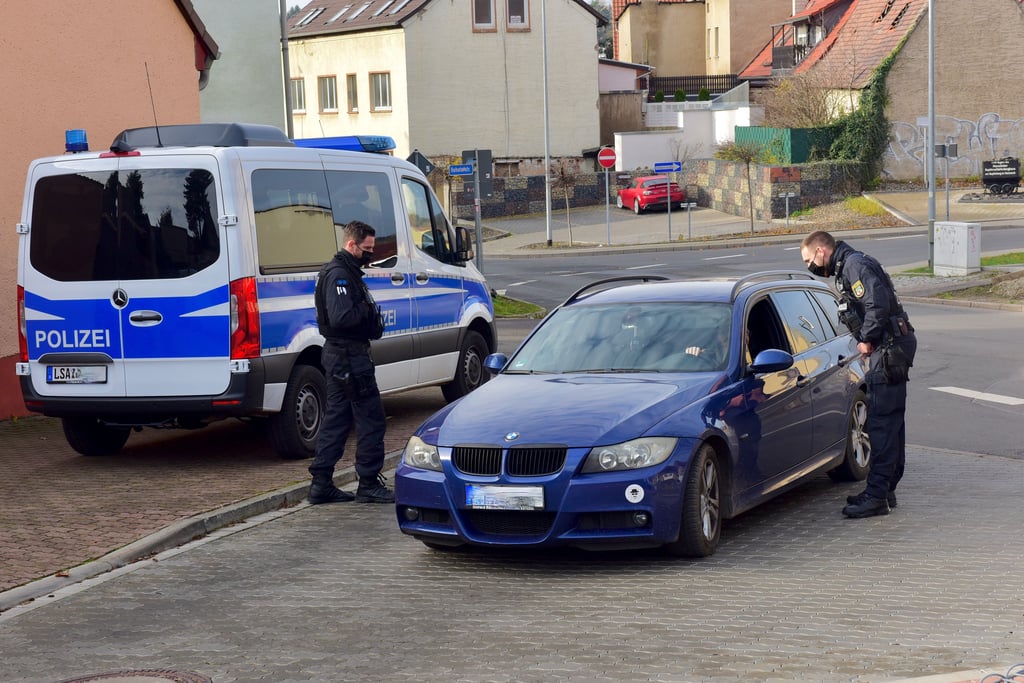 Polizeikontrolle durch die Bereitschaftspolizei Magdeburg in der Napianstrasse in Hettstedt. Durch die Sperrung der Gerbstedterstrasse nutzen viele Autofahrer unerlaubt die Straße durch das Wohngebiet. Bewohner haben sich bei der Polizei beschwert.