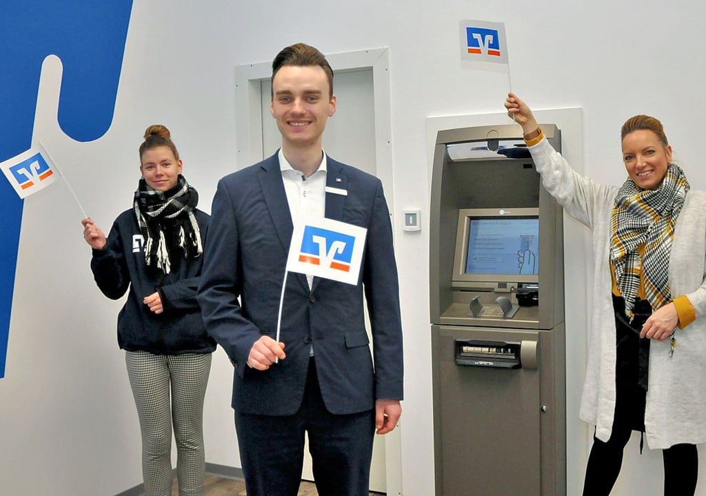 Die Volksbank-SB-Filiale in Nienburg wurde knapp zehn Monate nach dem Brandanschlag wieder eröffnet. Die Mitarbeiter Sophie Schulze (links), Tino Eichelbaum und Tina Günther machten Kunden darauf aufmerksam.