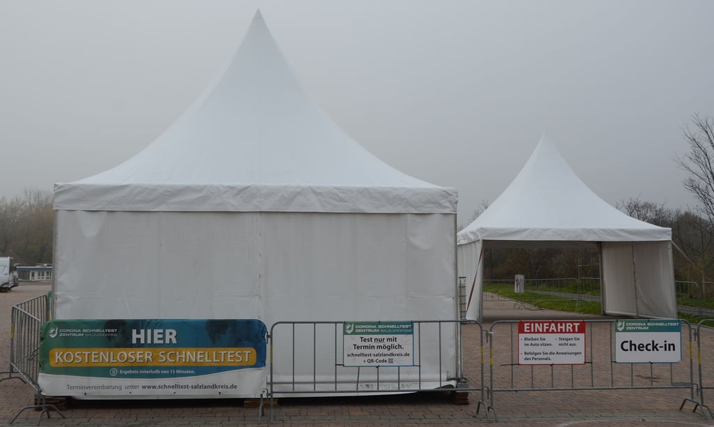 Das Testzentrum auf dem Neumarkt in Staßfurt ist seit Donnerstag wieder geöffnet.