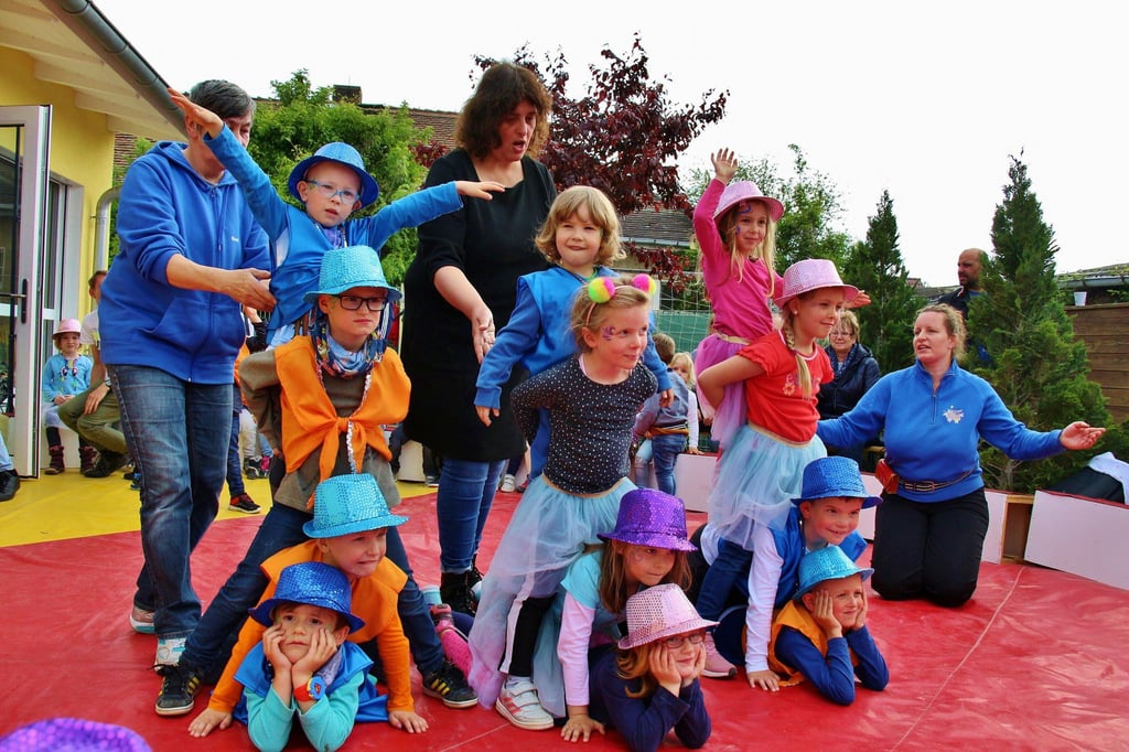 Kinder und Erzieher im Kindergarten Sonnenkäfer in Bernburg-Neuborna.