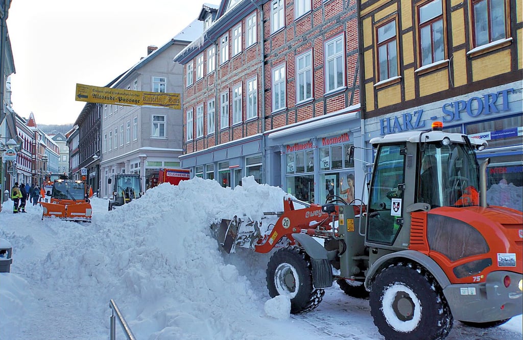 Schneeräumen Mitte Februar dieses Jahres in der Langen Straße in Blankenburg. Auch auf solche Extremsituationen hat sich der Winterdienst des städtischen Bauhofs eingestellt.