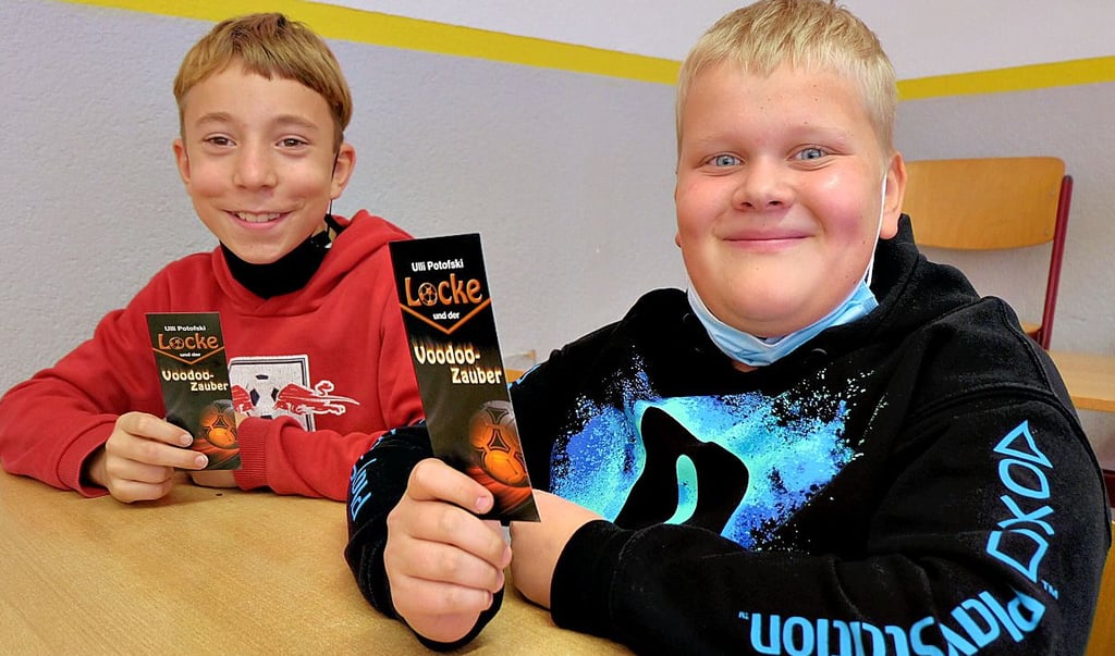 Torben Löwe (links) und Jayden Schwenke wollen der schwarzen Mamba nie begegnen. Die beiden Fünftklässler sind RB Leipzig-Fans.