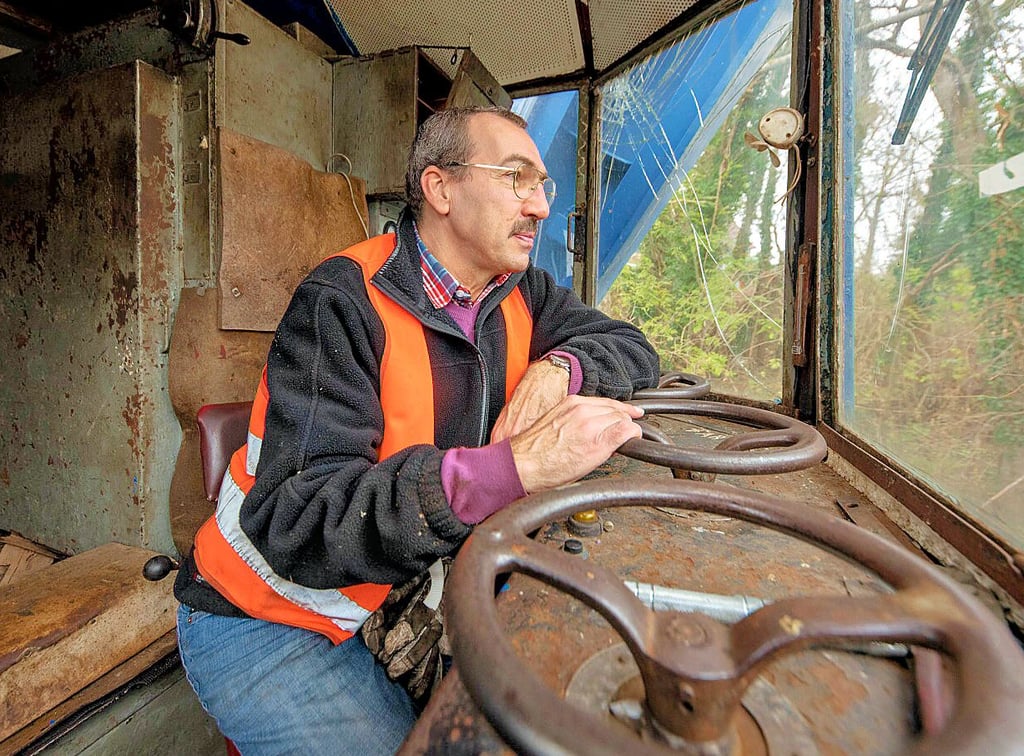 Eisenbahnliebhaber Thomas Speich managte den Transport mit seiner Lok.