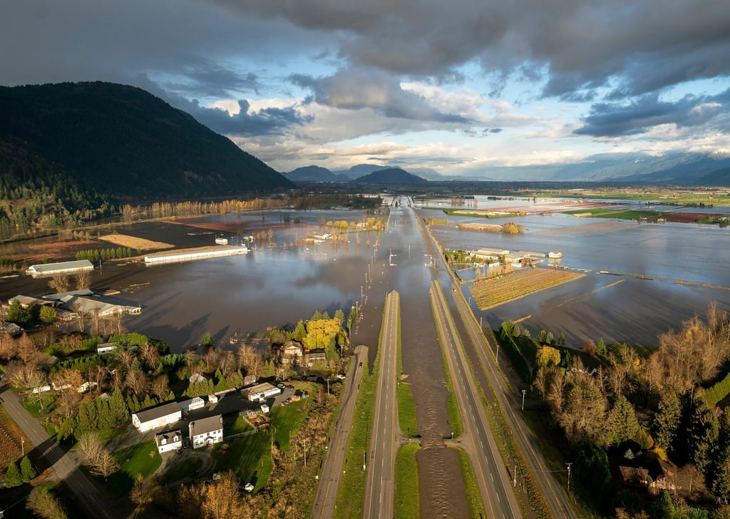 Hochwasser auf dem Highway 1. Nach starken Regenfällen und Erdrutschen sind im Westen Kanadas Hunderte Menschen per Helikopter aus ihren Autos gerettet und zahlreiche Ortschaften evakuiert worden.