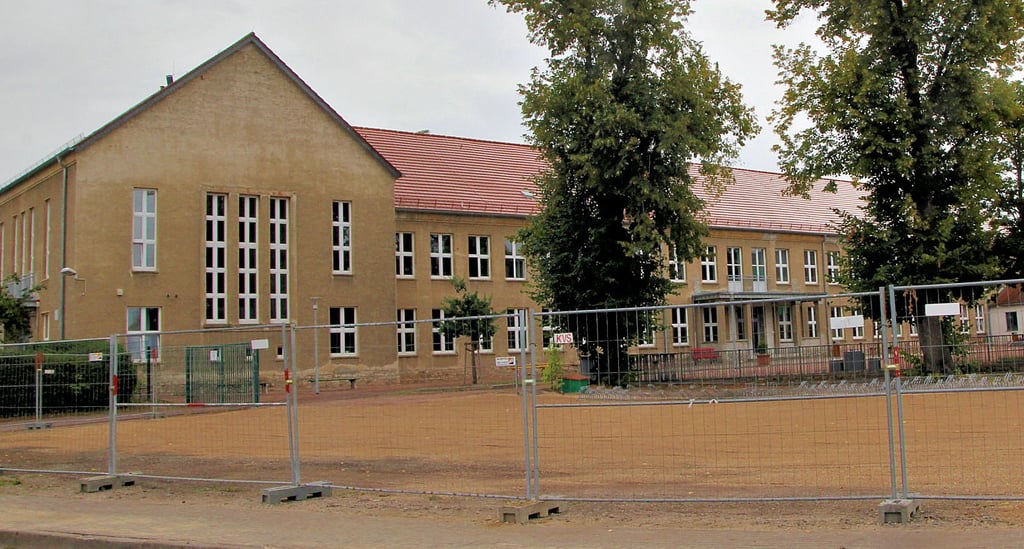 Das Schillergymnasium in Calbe braucht künftig eine Genehmigung, weil die Schülerzahlen sinken, heißt es im Schulentwicklungsplan der Kreisverwaltung. Im Dezember 2021 entscheidet der Kreistag darüber.