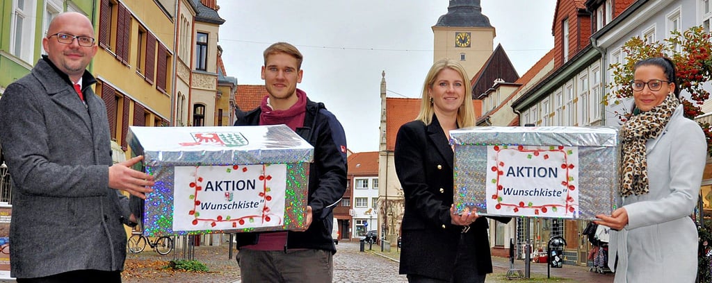Mit René Wendlandt von der Sparkasse Altmark West (von links), Fabian Krüger von der Gardelegener Stadtverwaltung sowie Katharina Kulow und Jennifer Schönfeld von der Volksbank Gardelegen wurde gestern die Aktion Wunschkiste gestartet.