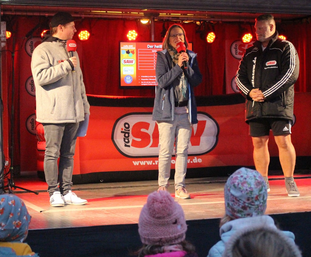 Claudia Feierabend hatte die radio SAW-Herbstspiele für Güterglück gewonnen. Die Moderatoren Warren Green (r.) und Christoph Schödel sorgten für Stimmung.