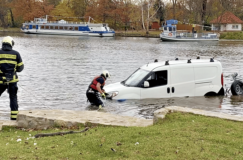 An der Slipanlage neben dem Fähranleger rollte gleich zweimal ein Auto samt Anhänger in die Saale.