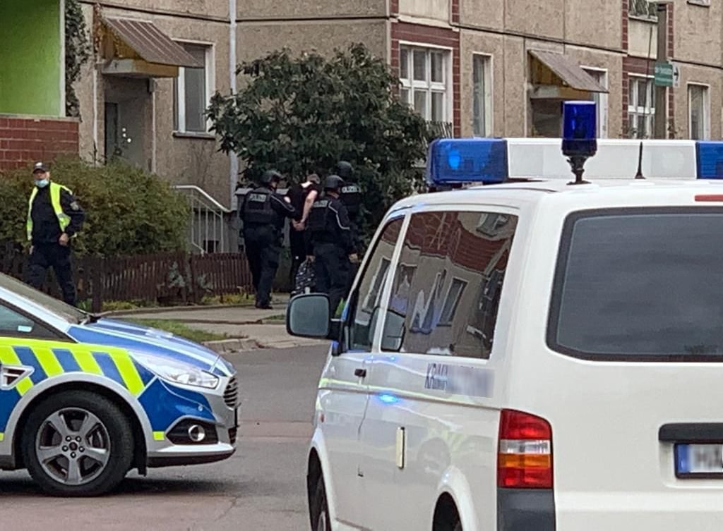 Die Polizei hat einen 18-Jährigen vorläufig festgenommen. Er wird jetzt zur Befragung ins Revier gebracht.