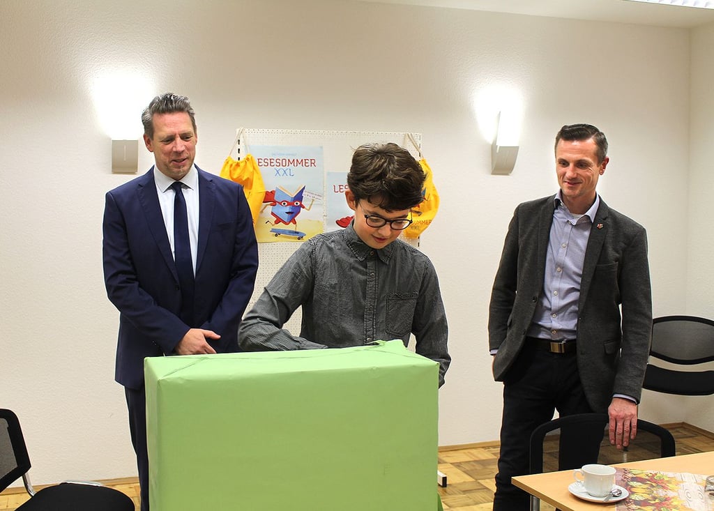 Titus Floyd Esser durfte im Beisein von Sebastian Putz (links) und Benjamin Kanngießer gleich vor Ort das Geheimnis um seinen gut verpackten Preis lüften.