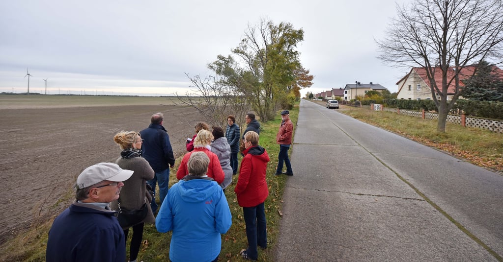 Anwohner an dem Feld, von dem der Sandsturm ausging.