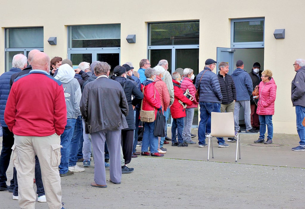 Der Landkreis Börde hat in Weferlingen einen Impftag ohne Termin organisiert. Vor dem Haus der Generationen und Vereine hat sich bereits seit dem frühen Morgen eine lange Schlange gebildet.