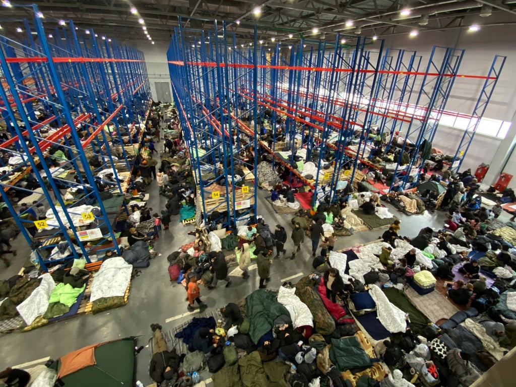 Migranten sind in einem belarussischen Grenzort in einer Notunterkunft untergebracht.
