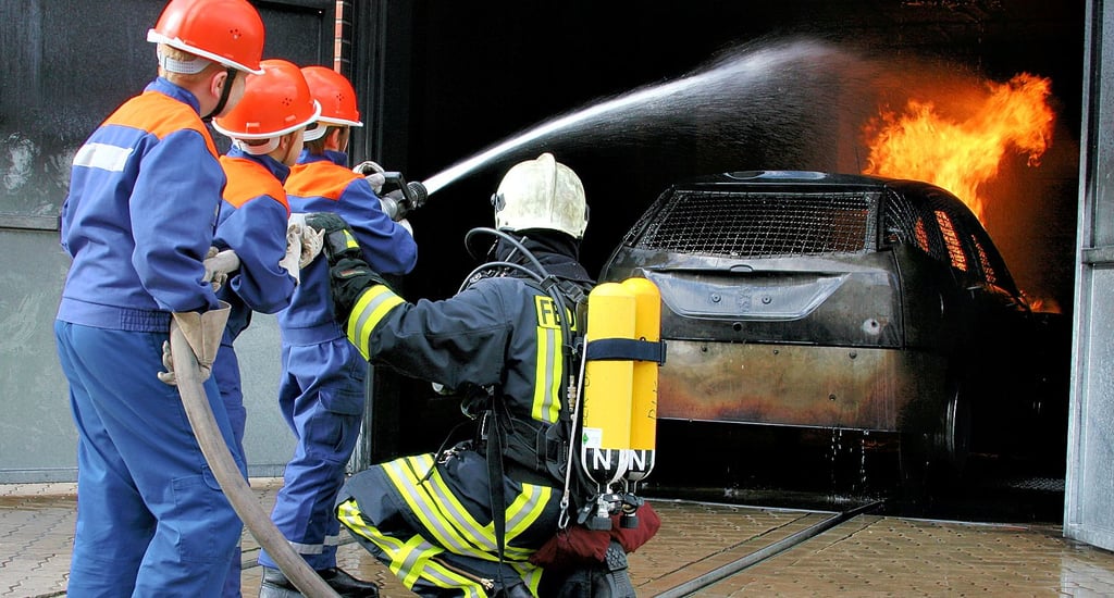 Angeleitet von Erwachsenen dürfen hier Mitglieder einer Jugendfeuerwehr einen simulierten Pkw-Brand selbst löschen.