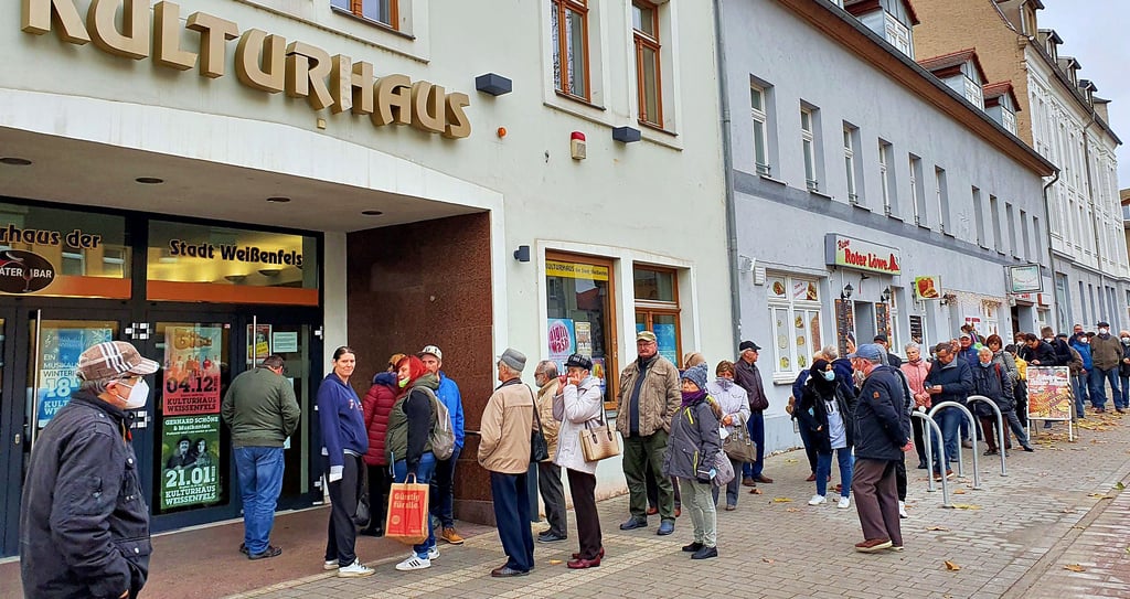 Am Freitagmorgen bildete sich am Weißenfelser Impfpunkt im Kulturhaus eine Schlange. Die Auffrischungsimpfungen sind derzeit begehrt.