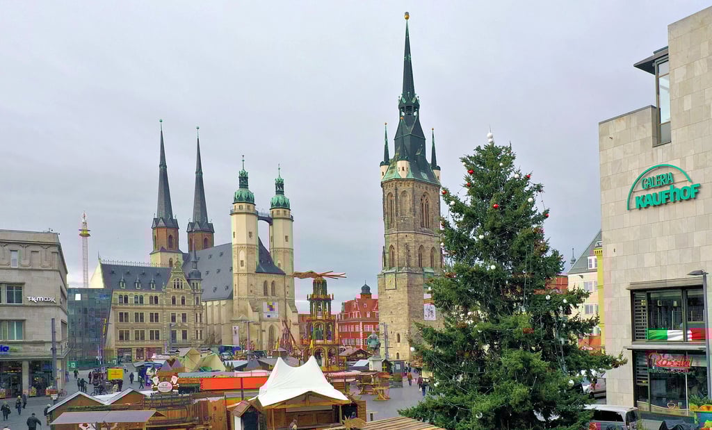 Von der Anmutung her wie früher: Auf dem Markt wird der Weihnachstmarkt aufgebaut. Am 23. November ist Eröffnung.
