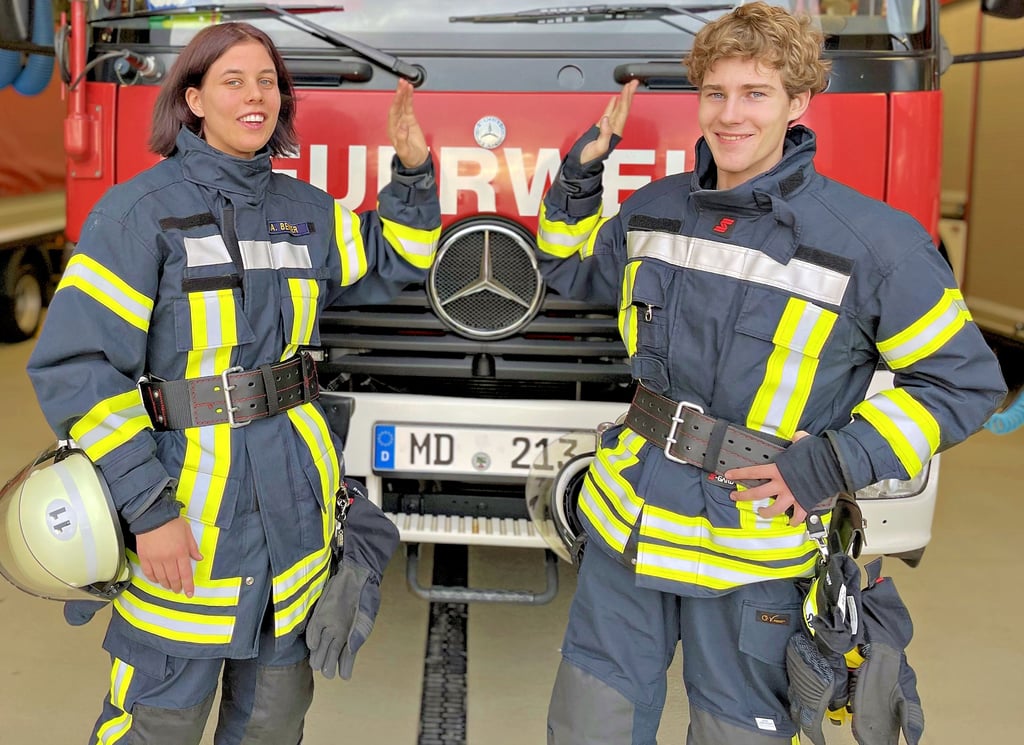 Die 18-jährige Studentin Alea Bender und der gleichaltrige Gymnasiast Wunibald Jung aus Magdeburg sind gerade in den aktiven Dienst gewechselt. In der Jugendfeuerwehr haben sie viele Jahre an Wettkämpfen und Zeltlagern teilgenommen, um sich für den Schritt in die Erwachsenen-Feuerwehr vorzubereiten.