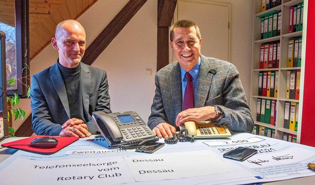 Einen Spendenscheck für die Telefonseelsorge Dessau übergab Rotarier Dr. Uwe Mathony (re.) an Andreas Krov-Raak.