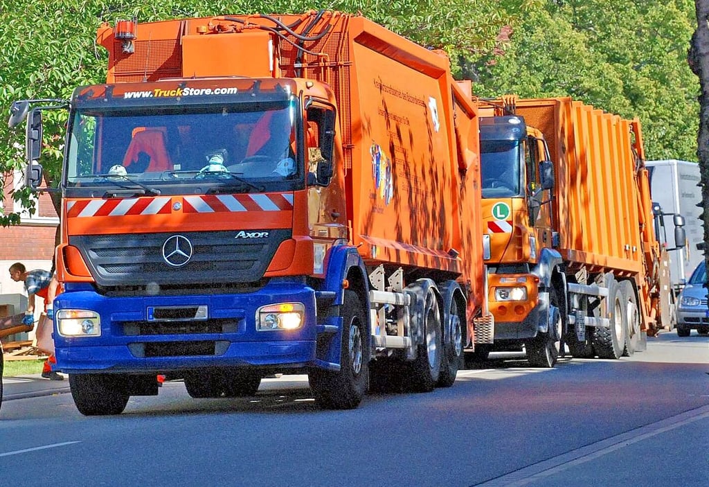 Die Fahrzeuge des Kreiswirtschafsbetriebs sind regelmäßig im gesamten Salzlandkreis – hier in Schönebeck – unterwegs, um den Müll der Haushalte abzuholen.
