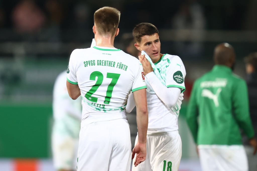 Die Fürther Gian-Luca Itter (l) und Marco Meyerhöfer stehen nach Spielende auf dem Rasen.