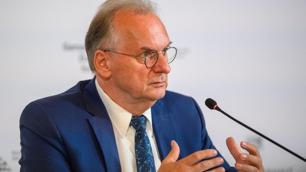 Sachsen-Anhalts Ministerpräsident Reiner Haseloff warnt vor einer Stromlücke bei einem Kohleausstieg 2030.
