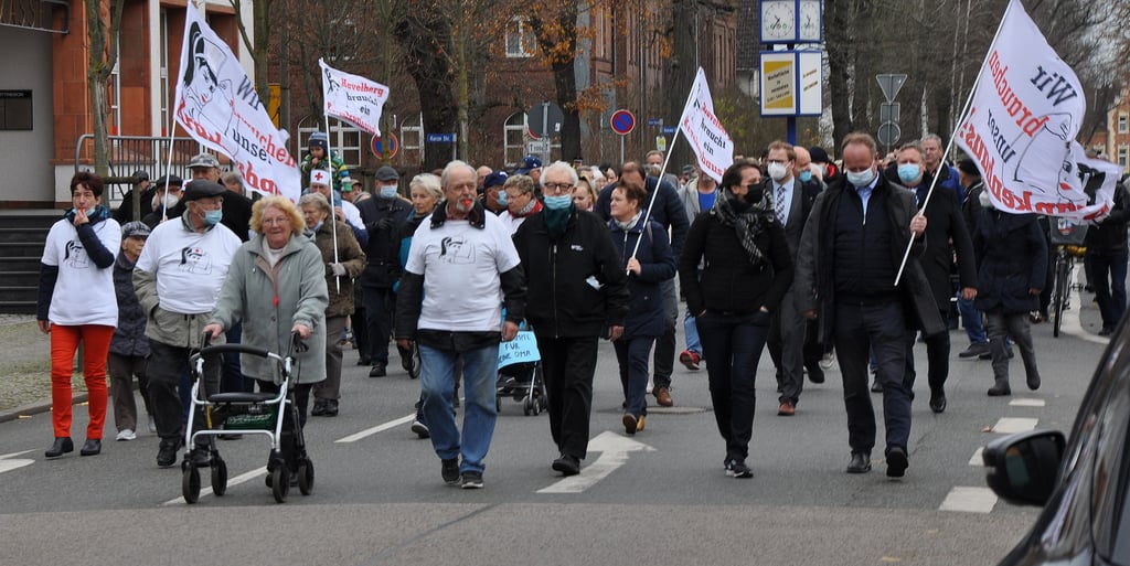 Am Sonnabendvormittag zog ein Protestzug für eine neue Medizinversorgung durch Genthin. Im Hintergrund sind Gebäude des geschlossenen Genthiner Krankenhauses zu sehen.