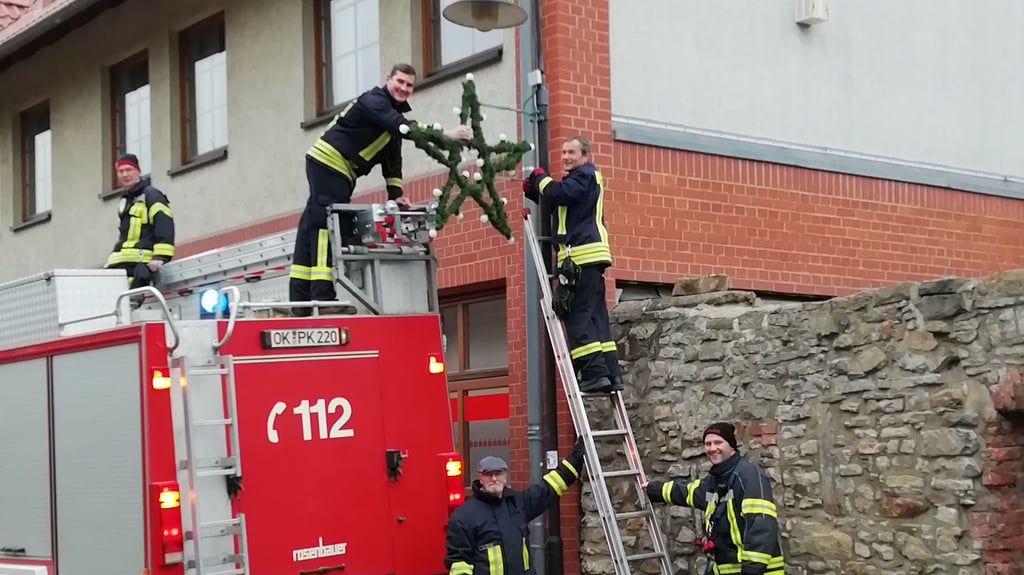 Bis zum Mittag montierten die Einsatzkräfte der Freiwilligen Feuerwehr wieder im ganzen Ort in Weferlingen die Weihnachtssterne. erne.