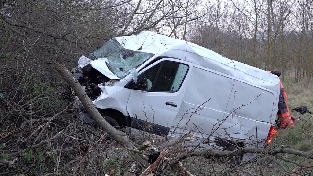Dabei entstand am Unfallwagen Totalschaden. Der Fahrer blieb unverletzt.