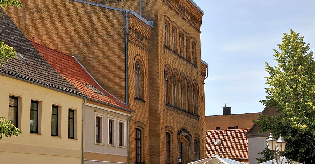 Das kleine Rathaus in der Saalestadt soll barrierefrei umgebaut werden, damit die Behörde von allen Bürgern erreichbar ist.