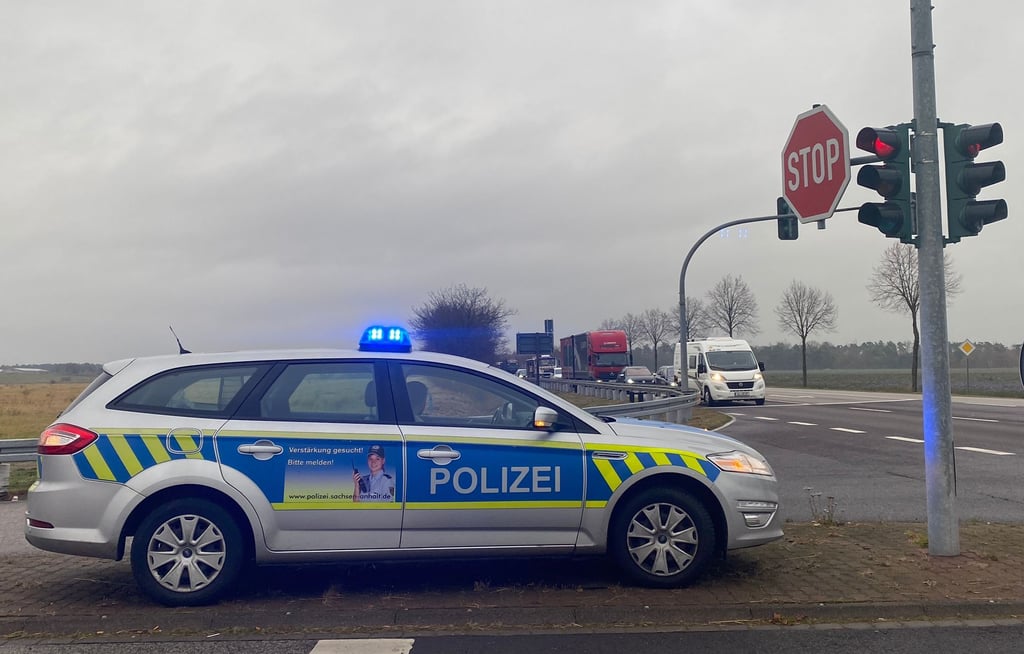 An der Körbelitzer Kreuzung überwachten Polizeibeamte den stockenden Verkehr.