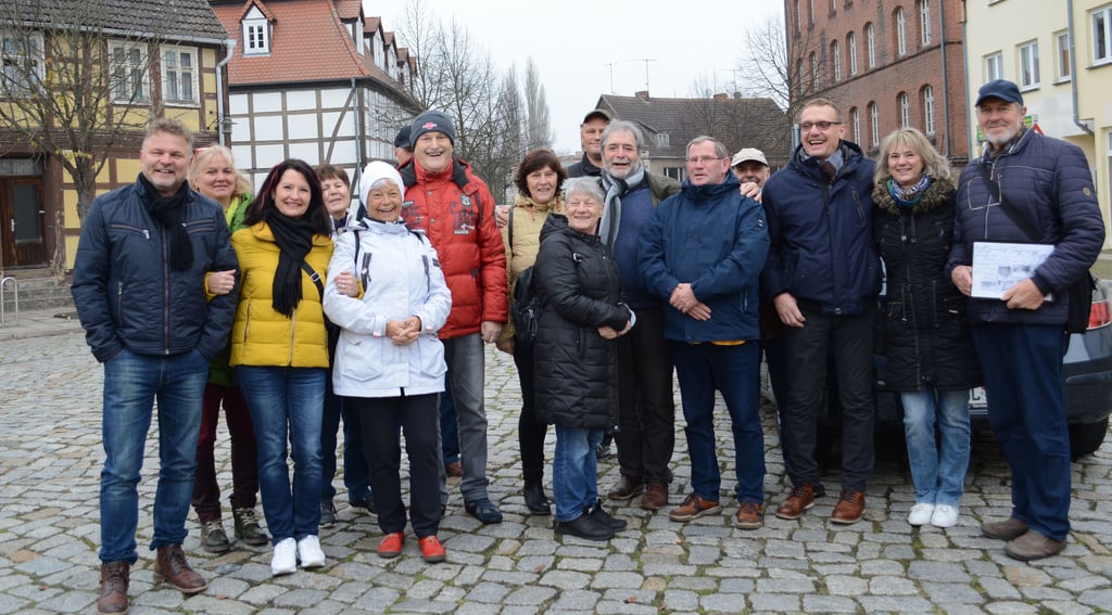 Lothar Müller (ganz rechts) ist mit Leib und Seele Stadtführer. Zuletzt zeigte er Keglern aus dem Saalkreis die Stadt. Hier steht er mit der Gruppe auf dem Großen Markt in Osterburg.