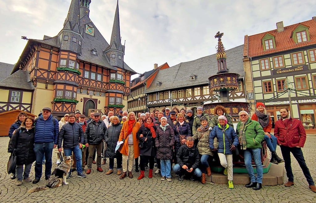 Die Mitglieder des Vereins der Touristischen Sonderverkehre und Wegebahnen samt Partnern - geimpft und zusätzlich getestet - beim gemeinsamen Fototermin vor dem Wernigeröder Rathaus.