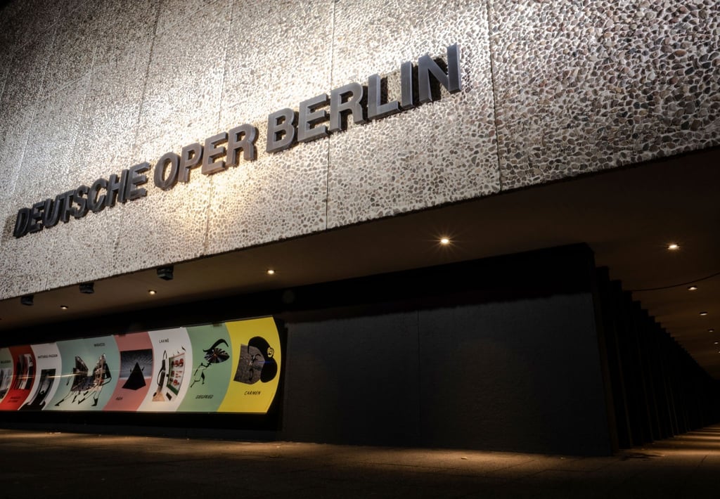 Wagner-Freunde müssen in der Deutschen Oper eine Maske tragen.