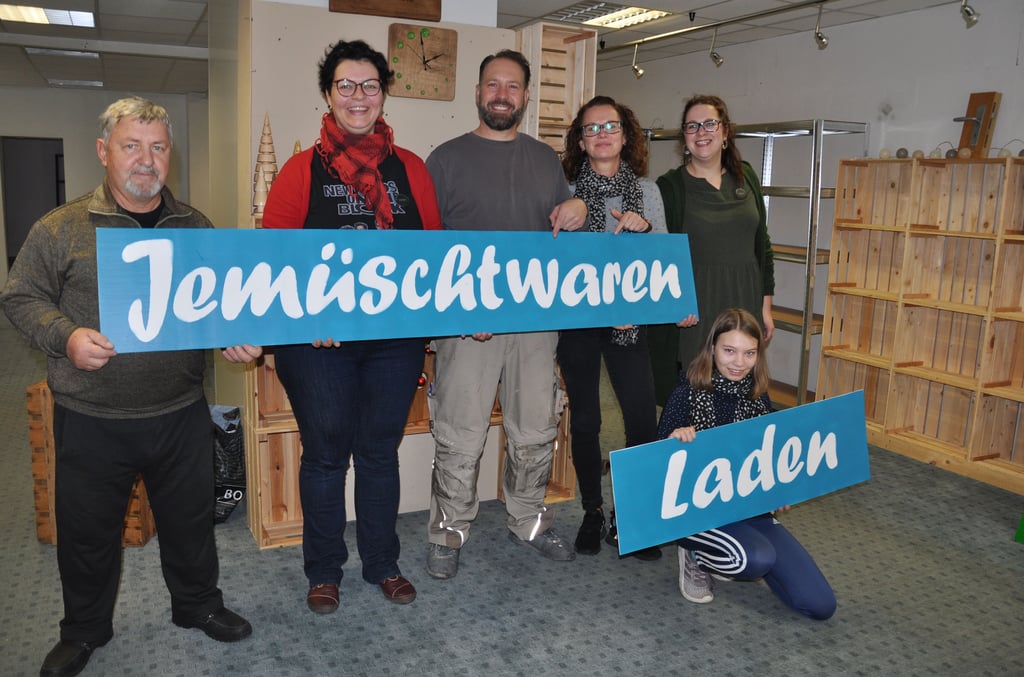 Dieter Wellner (von links), Sandra Hausmann, Mario und Yvonne Wellner, Sabrina Beyer sowie Mia sorgten bereits für die erste Deko und die Regale im „Jemüschtwaren-Laden“ in Osterburg. 30 Händler machen mit. Er öffnet am 26. November.