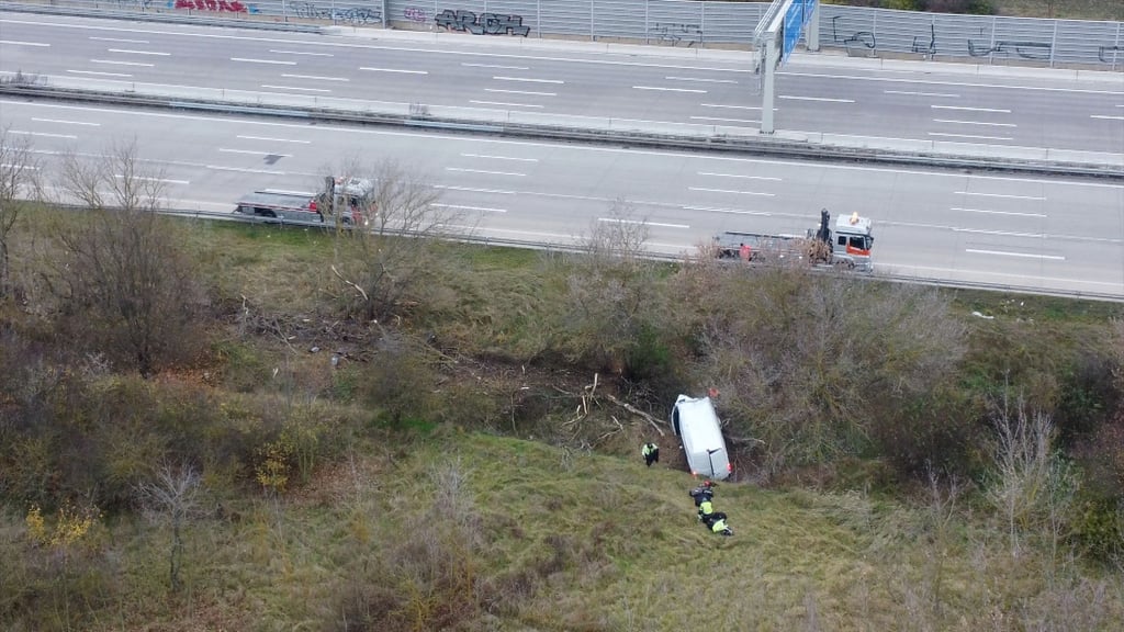 Der Fahrer konnte sich selbständig aus dem Wrack befreien und die Polizei informieren.