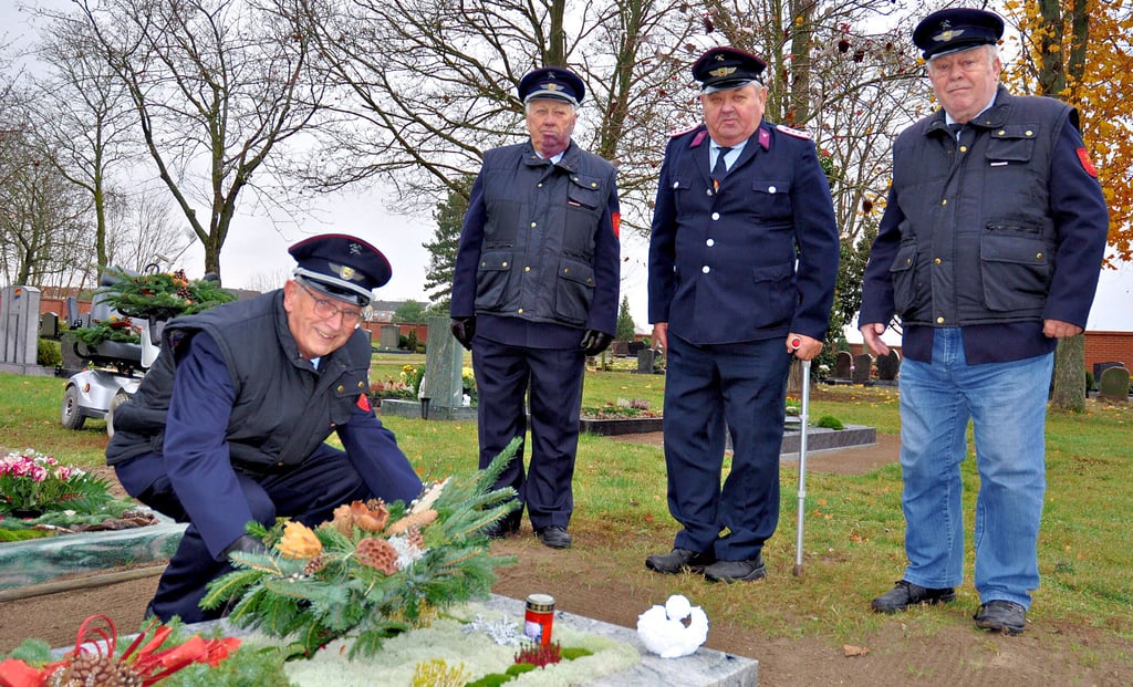 Die Altkameraden der Letzlinger Feuerwehr, Peter Keller, Eckehard Brühl, Alfred Rosenberg und Heinz Göring, ehren am Totensonntag verstorbene Kameraden.