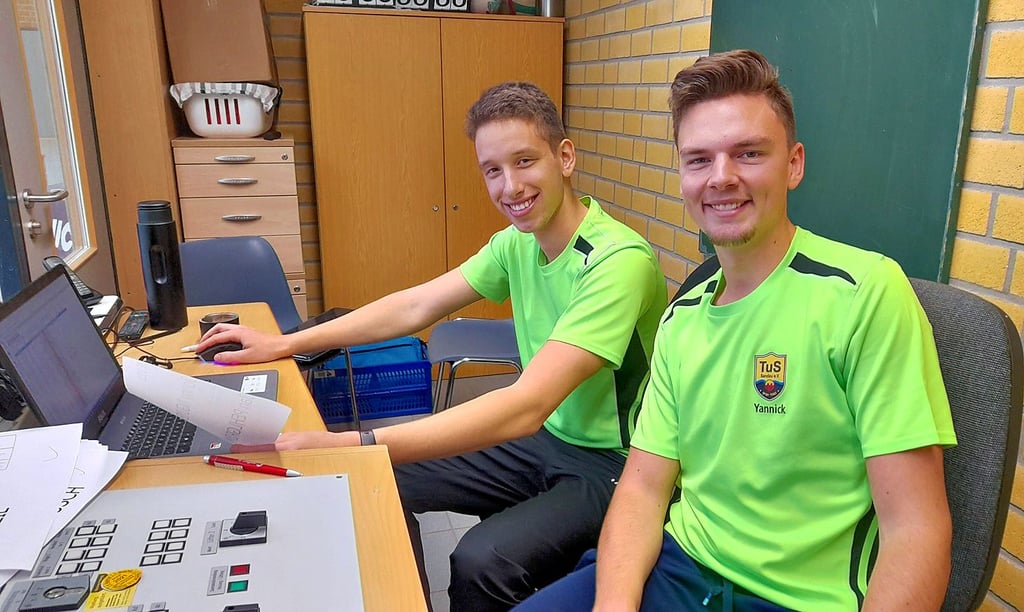 Der Jugend oblag erstmals eine große Turnierleitung: Alexander Förster (links) aus Havelberg und Yannick Zimmermann aus Sandau.