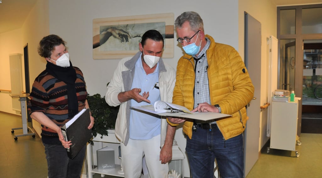 Jörg Krause (r.) ist Palliativmediziner und als solcher im Zerbster Anhalt-Hospiz im Einsatz genauso wie Dr. Kirke von Wulffen – beide sind hier im Gespräch mit Pfleger Ronny Hammermann.