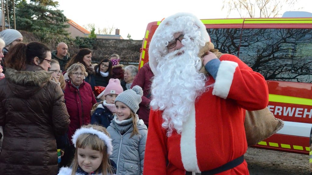 Ein Bild aus anderen Zeiten: 2019 kam der Weihnachtsmann noch in Neundorf vorbei. Wie schon 2020 wird auch 2021 kein Weihnachtsmarkt in Neundorf stattfinden.