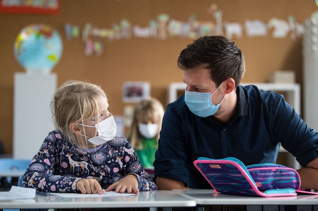 Zum Stichtag am vergangenen Donnerstag hatten 710 Schulen zusammen knapp 3.700 infizierte Schüler gemeldet, wie aus einer am Montag veröffentlichten Übersicht des Bildungsministeriums hervorgeht.
