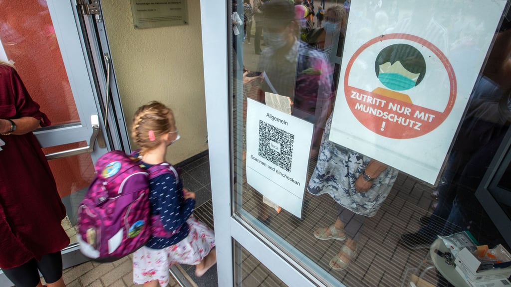 Ein Mädchen auf dem Weg in ihre Grundschule. Die Zahl der Corona-Infektionen bei Schülern in Sachsen-Anhalt war vergangenen Donnerstag mit knapp 3700 hoch wie nie seit Pandemiebeginn. Eltern, Gewerkschaften und Opposition fordern schnelle Konsequenzen - darunter die Aufhebung der Präsenzpflicht. 