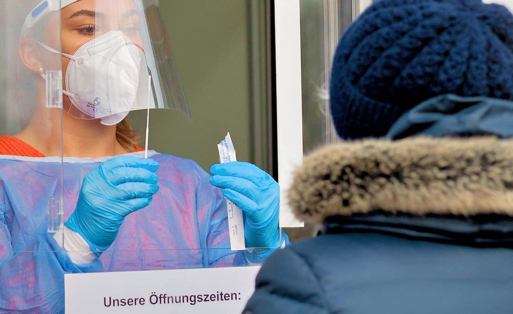 Eine medizinische Mitarbeiterin testet eine Patientin auf das Coronavirus.