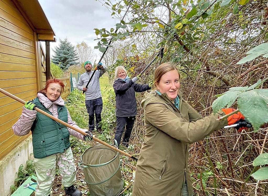 Barbara Psoch (von li.) konnte sich am Freitag beim letzten Arbeitseinsatz im "Heinrichs Garten" unter anderem über die Hilfe von Kevin Hoffmann, Beate Grellmann und Sophie Humpert freuen.